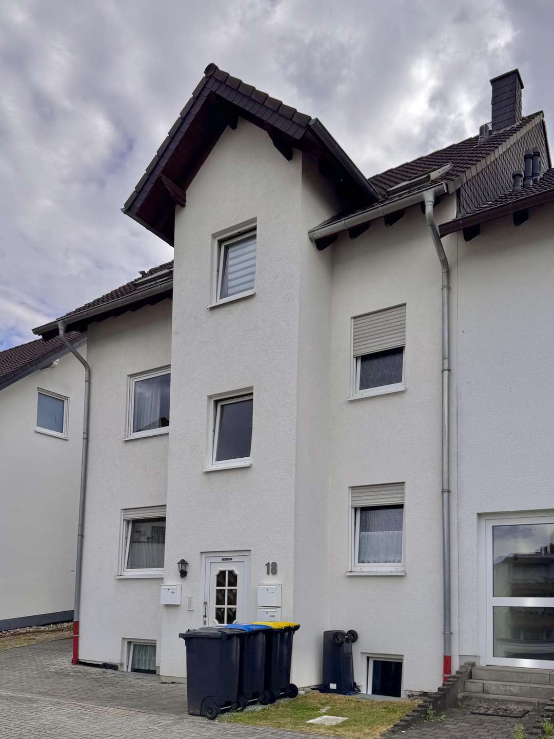 2 Etagen, Einbauk&uuml;che, Balkon, PKW-Stellplatz - was will man mehr ?